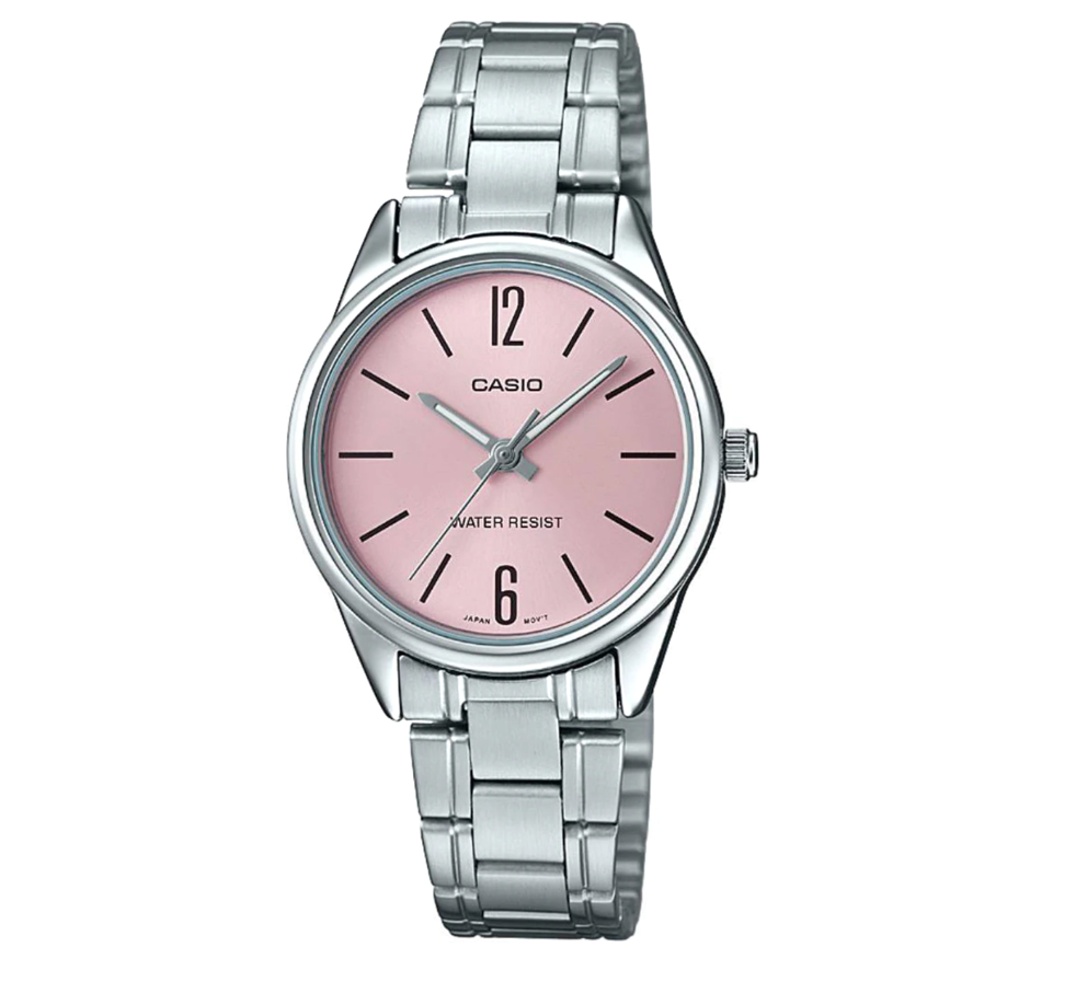 Ceasul Casio LTP-V005D-4B este o alegere excelentă pentru cei care caută un ceas simplu, dar elegant. Cu un cadran rotund de culoare roz și o curea din oțel inoxidabil în nuanțe de argintiu și roz, acest ceas emană feminitate și stil. Designul său minimalist și detaliile subtile îi conferă un aspect rafinat și versatil. Cu mecanism quartz precis și funcții de bază, cum ar fi afișarea orei și a minutei, ceasul Casio LTP-V005D-4B este practic și ușor de utilizat în viața de zi cu zi. Indiferent de ocazie, acest ceas adaugă un plus de eleganță și stil ținutelor tale, fiind un accesoriu de încredere și atrăgător.